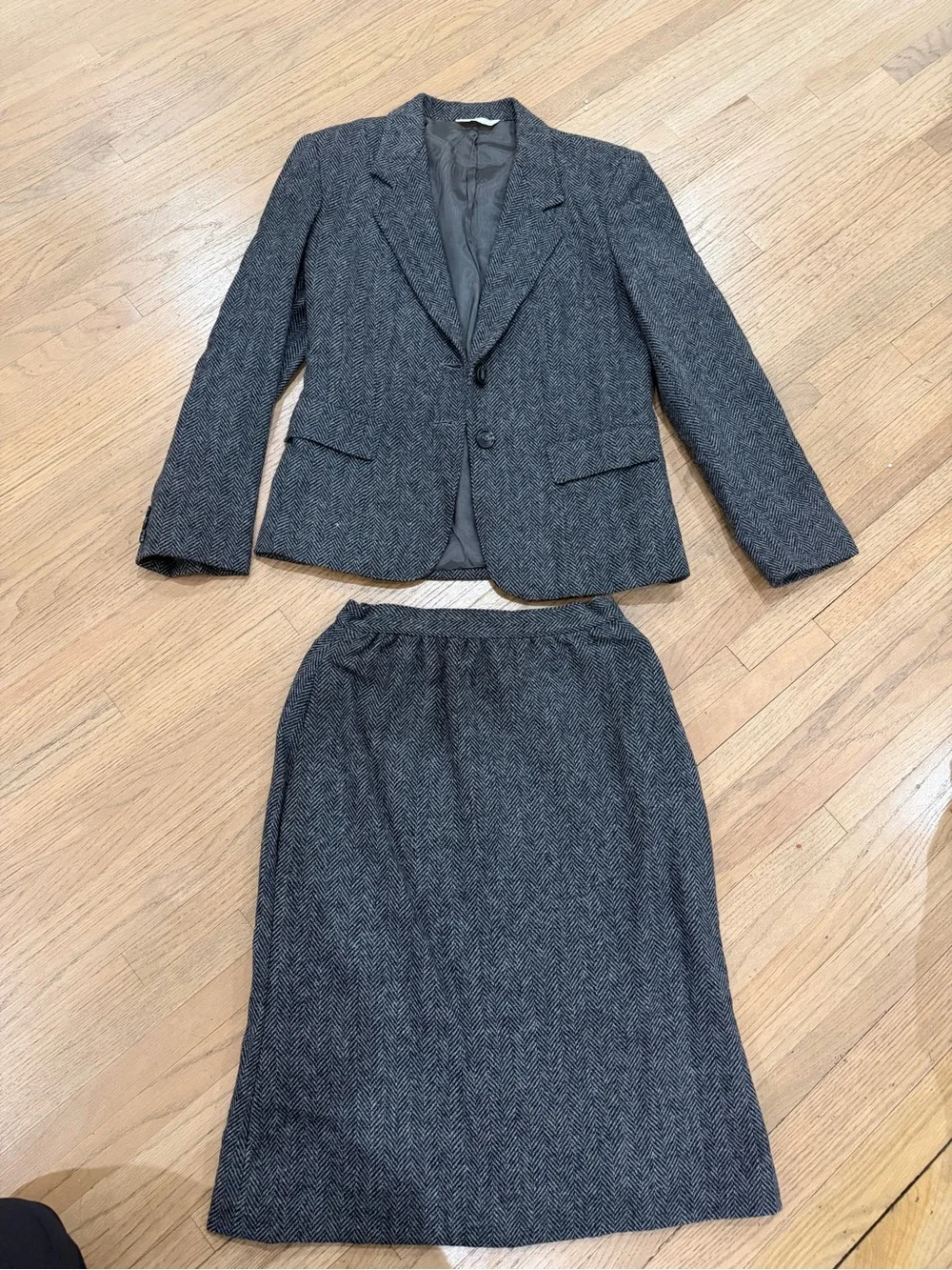Vintage women’s wool blazer and pencil skirt size small